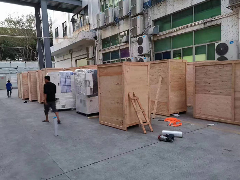 深圳福(fu)永出口設(shè)備打包現(xiàn)場